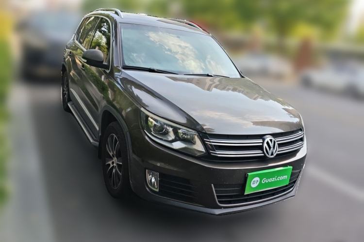 Used Volkswagen Tiguan 2013 1.8 TSI Automatic All-Wheel Drive Luxury Model Front Right 45 Deg