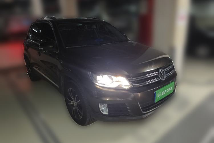 Used Volkswagen Tiguan 2013 1.8 TSI Automatic All-Wheel Drive Luxury Model Front Right 45 Deg