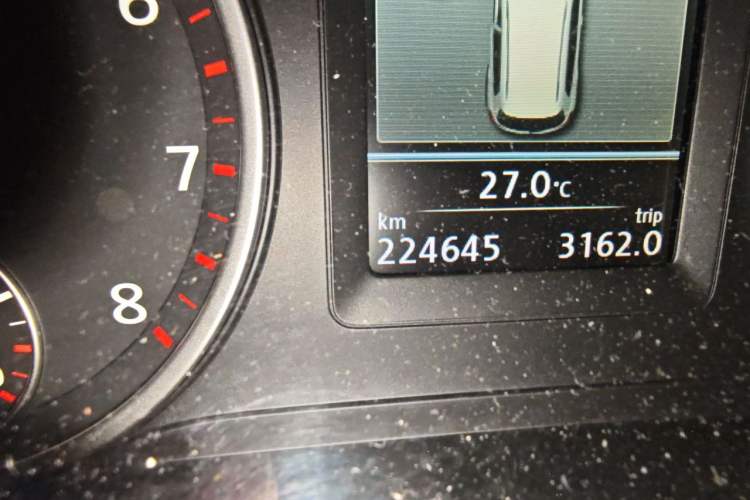 Used Volkswagen Tiguan 2013 1.8TSI Automatic Two-Wheel Drive Luxury Model Odometer Close Up