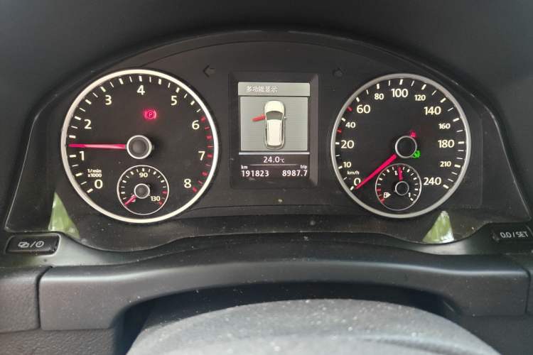 Used Volkswagen Tiguan 2013 1.8 TSI Automatic All-Wheel Drive Luxury Model Odometer Close Up