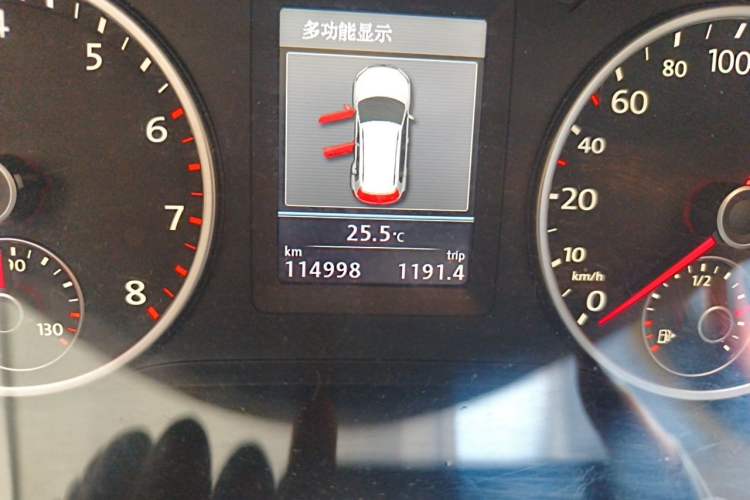 Used Volkswagen Tiguan 2013 1.8 TSI Automatic All-Wheel Drive Luxury Model Odometer Close Up