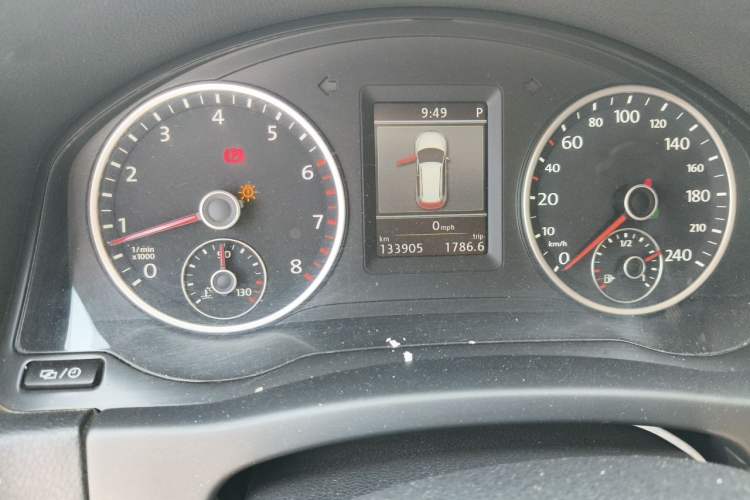 Used Volkswagen Tiguan 2013 2.0 TSI Automatic All-Wheel-Drive Flagship Edition Odometer Close Up
