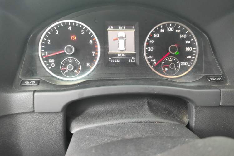 Used Volkswagen Tiguan 2013 1.8 TSI Automatic All-Wheel Drive Luxury Model Odometer Close Up