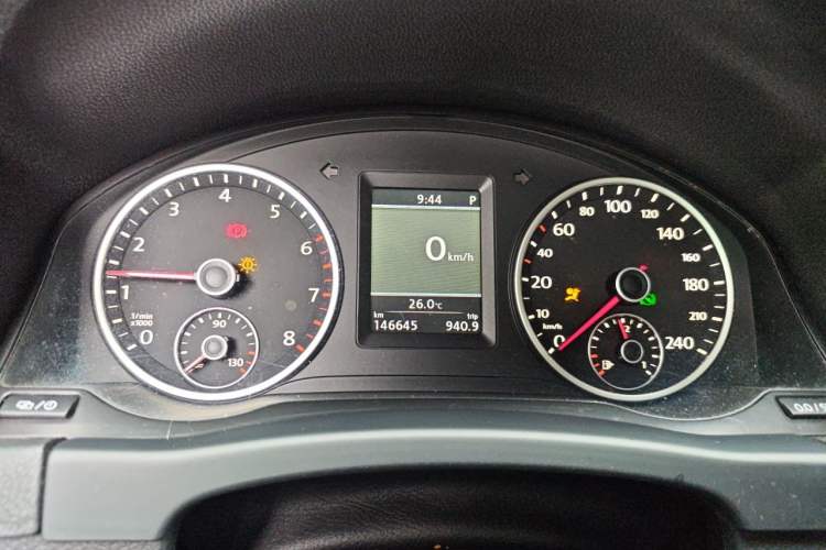 Used Volkswagen Tiguan 2013 1.8TSI Automatic Two-Wheel Drive Luxury Model Odometer Close Up