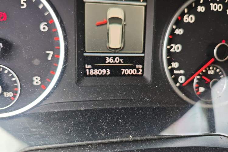 Used Volkswagen Tiguan 2013 1.8 TSI Automatic All-Wheel Drive Luxury Model Odometer Close Up