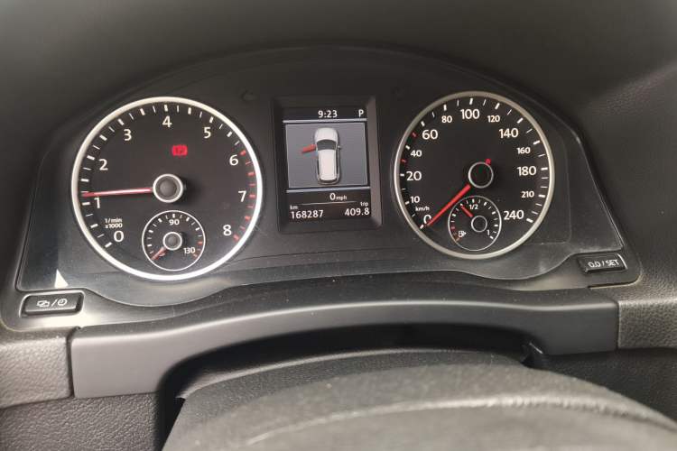 Used Volkswagen Tiguan 2013 2.0 TSI Automatic All-Wheel-Drive Flagship Edition Odometer Close Up
