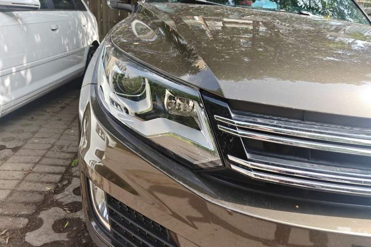 Used Volkswagen Tiguan 2013 1.8 TSI Automatic All-Wheel Drive Luxury Model Right Front Headlight