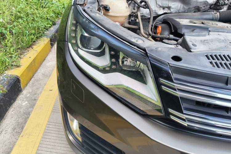 Used Volkswagen Tiguan 2013 2.0 TSI Automatic All-Wheel-Drive Flagship Edition Right Front Headlight