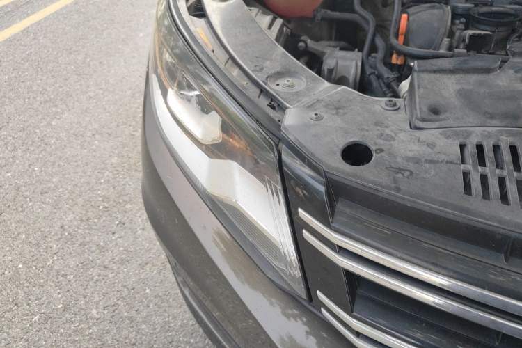Used Volkswagen Tiguan 2013 1.8 TSI Automatic All-Wheel Drive Luxury Model Right Front Headlight