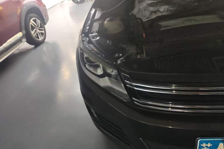 Used Volkswagen Tiguan 2013 2.0 TSI Automatic All-Wheel Drive Luxury Edition Right Front Headlight