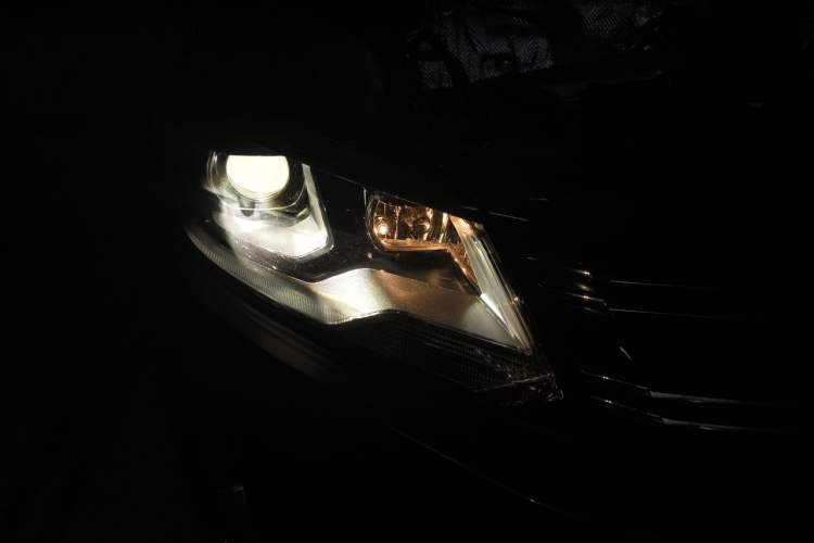Used Volkswagen Tiguan 2013 1.8 TSI Automatic All-Wheel Drive Luxury Model Right Front Headlight