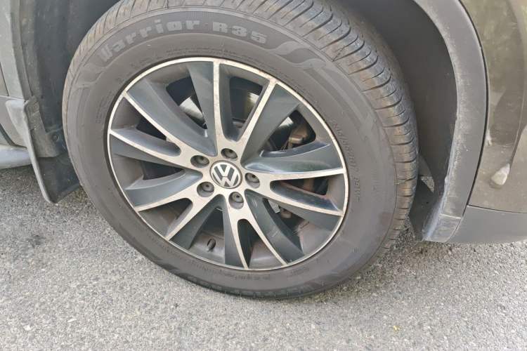Used Volkswagen Tiguan 2013 1.8 TSI Automatic All-Wheel Drive Luxury Model Right Front Wheel Hub