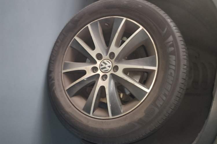 Used Volkswagen Tiguan 2013 2.0 TSI Automatic All-Wheel Drive Luxury Edition Right Front Wheel Hub