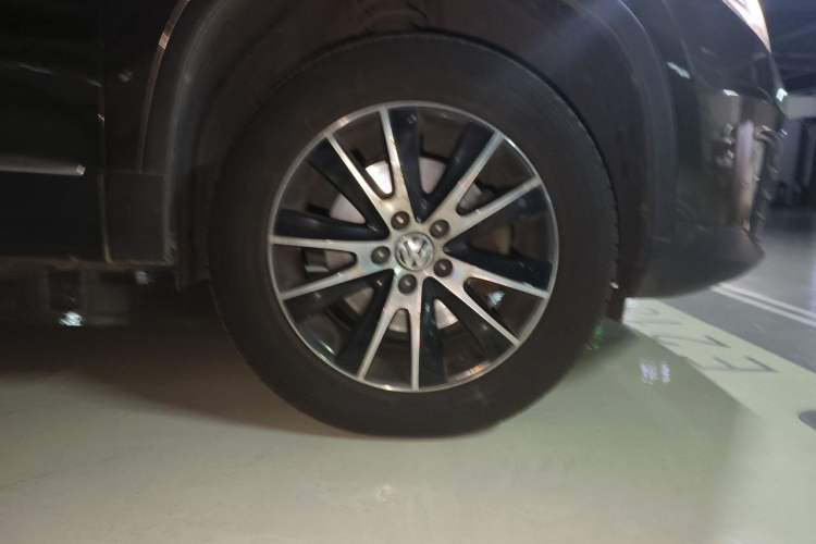 Used Volkswagen Tiguan 2013 1.8 TSI Automatic All-Wheel Drive Luxury Model Right Front Wheel Hub