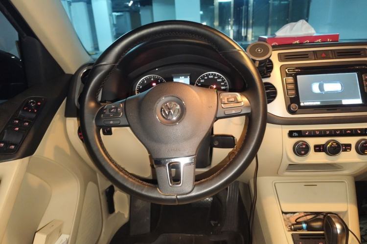 Used Volkswagen Tiguan 2013 2.0 TSI Automatic All-Wheel Drive Luxury Edition Steering Wheel
