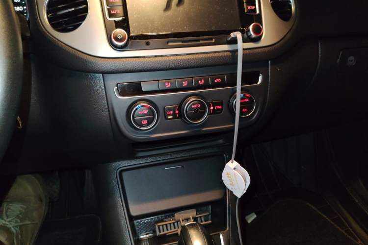 Used Volkswagen Tiguan 2013 1.8 TSI Automatic Two-Wheel Drive Comfort Edition Audio And AC Panel