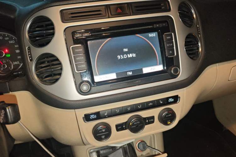 Used Volkswagen Tiguan 2013 1.8TSI Automatic Two-Wheel Drive Luxury Model Audio And AC Panel