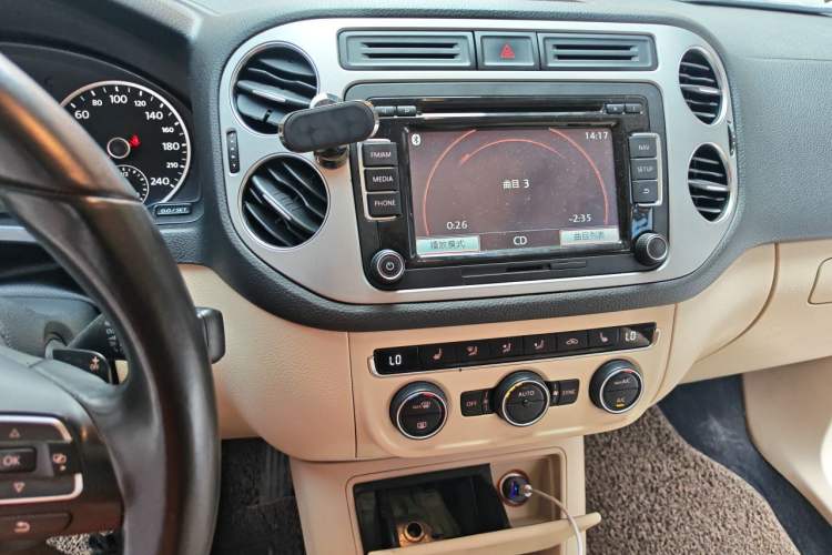 Used Volkswagen Tiguan 2013 1.8 TSI Automatic All-Wheel Drive Luxury Model Audio And AC Panel