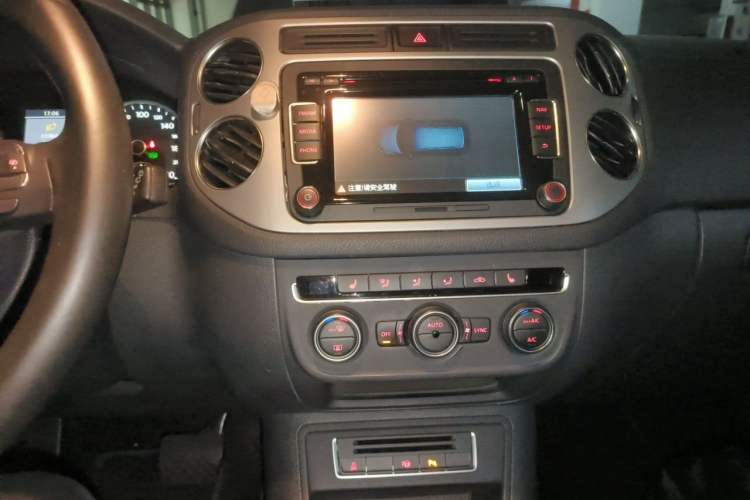 Used Volkswagen Tiguan 2013 2.0 TSI Automatic All-Wheel-Drive Flagship Edition Audio And AC Panel
