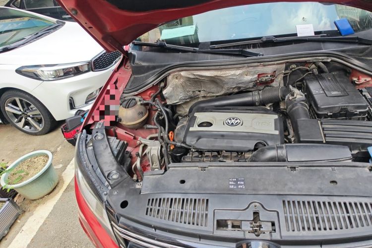 Used Volkswagen Tiguan 2013 1.8 TSI Automatic All-Wheel Drive Luxury Model Engine Bay Right