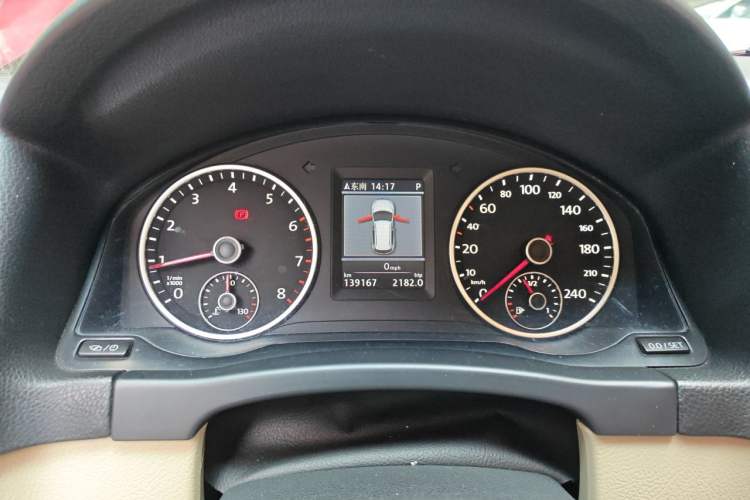 Used Volkswagen Tiguan 2013 1.8 TSI Automatic All-Wheel Drive Luxury Model Odometer Close Up