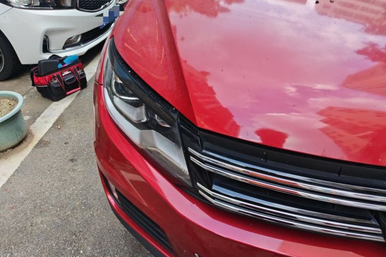 Used Volkswagen Tiguan 2013 1.8 TSI Automatic All-Wheel Drive Luxury Model Right Front Headlight