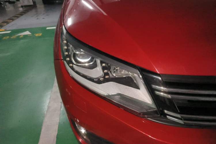 Used Volkswagen Tiguan 2013 2.0 TSI Automatic All-Wheel-Drive Flagship Edition Right Front Headlight