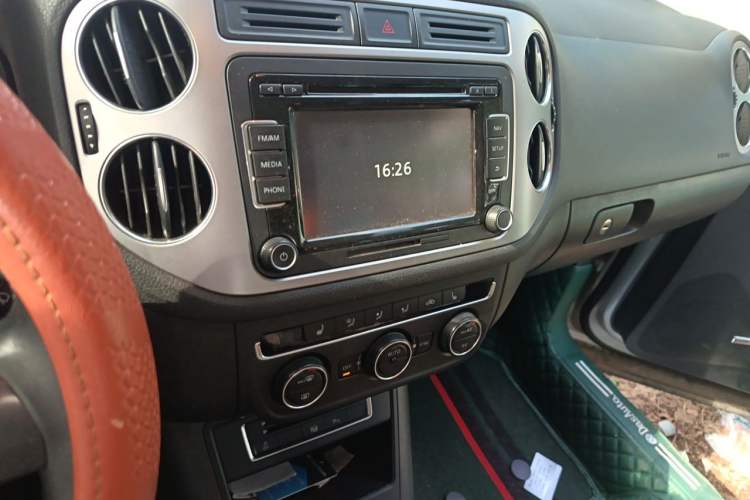 Used Volkswagen Tiguan 2013 2.0 TSI Automatic All-Wheel-Drive Flagship Edition Audio And AC Panel