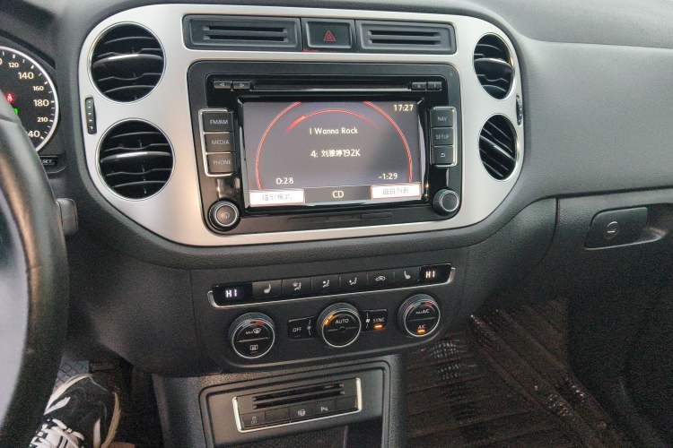 Used Volkswagen Tiguan 2013 2.0 TSI Automatic All-Wheel-Drive Flagship Edition Audio And AC Panel