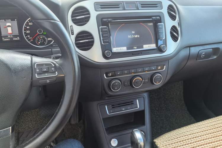 Used Volkswagen Tiguan 2013 2.0 TSI Automatic All-Wheel-Drive Flagship Edition Audio And AC Panel