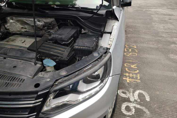 Used Volkswagen Tiguan 2013 1.8 TSI Automatic All-Wheel Drive Luxury Model Engine Bay Left