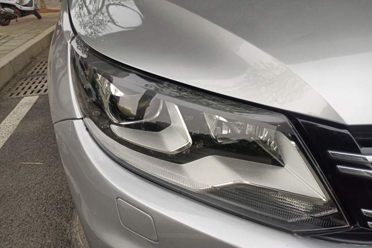 Used Volkswagen Tiguan 2013 2.0 TSI Automatic All-Wheel-Drive Flagship Edition Right Front Headlight