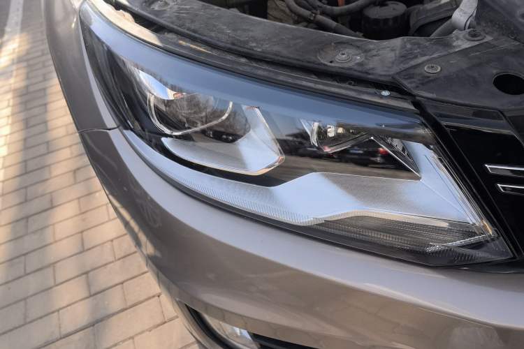 Used Volkswagen Tiguan 2013 1.8 TSI Automatic Two-Wheel Drive Comfort Edition Right Front Headlight