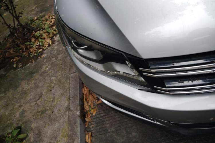 Used Volkswagen Tiguan 2013 1.8 TSI Automatic All-Wheel Drive Luxury Model Right Front Headlight