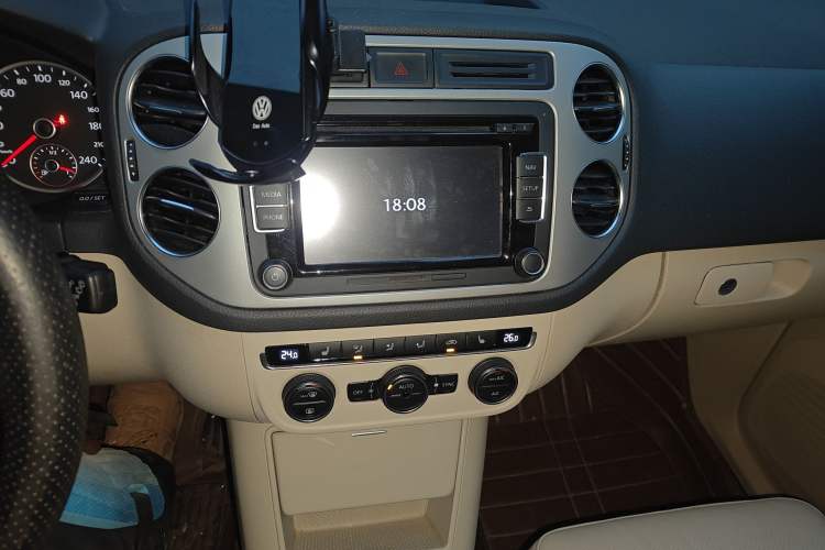 Used Volkswagen Tiguan 2013 1.8 TSI Automatic All-Wheel Drive Luxury Model Audio And AC Panel