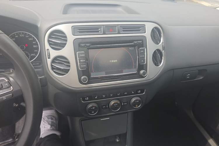 Used Volkswagen Tiguan 2013 2.0 TSI Automatic All-Wheel Drive Luxury Edition Audio And AC Panel