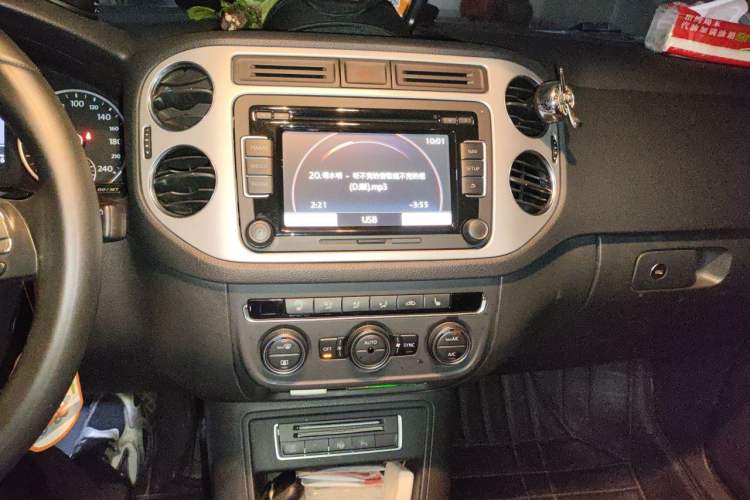 Used Volkswagen Tiguan 2013 2.0 TSI Automatic All-Wheel-Drive Flagship Edition Audio And AC Panel