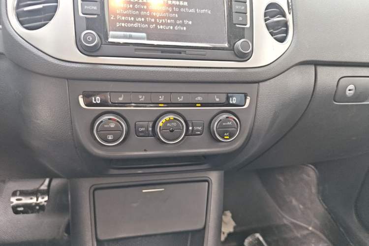 Used Volkswagen Tiguan 2013 2.0 TSI Automatic All-Wheel Drive Luxury Edition Audio And AC Panel
