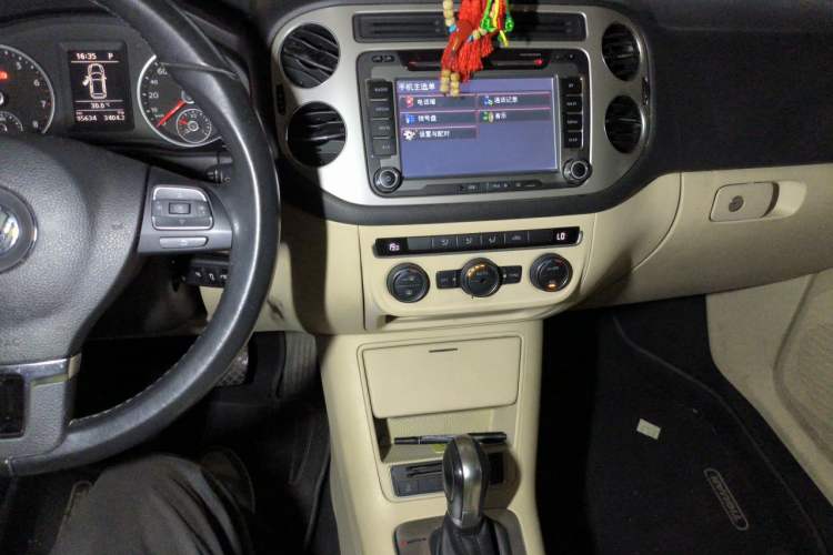 Used Volkswagen Tiguan 2013 1.8TSI Automatic All-Wheel-Drive Comfort Edition Audio And AC Panel