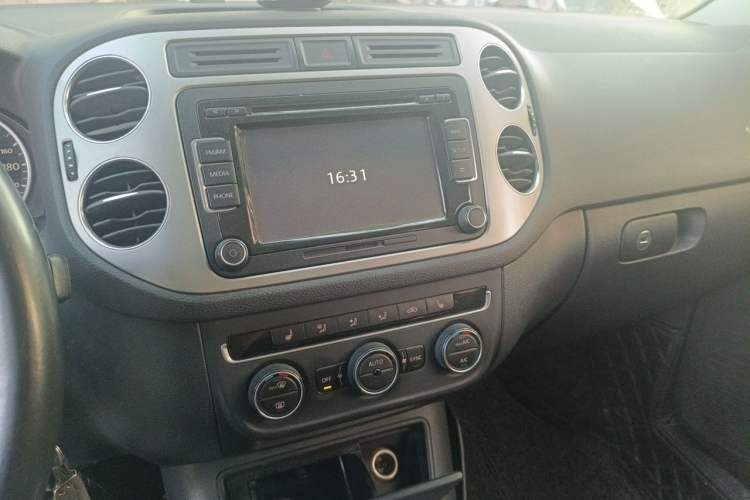 Used Volkswagen Tiguan 2013 2.0 TSI Automatic All-Wheel Drive Luxury Edition Audio And AC Panel