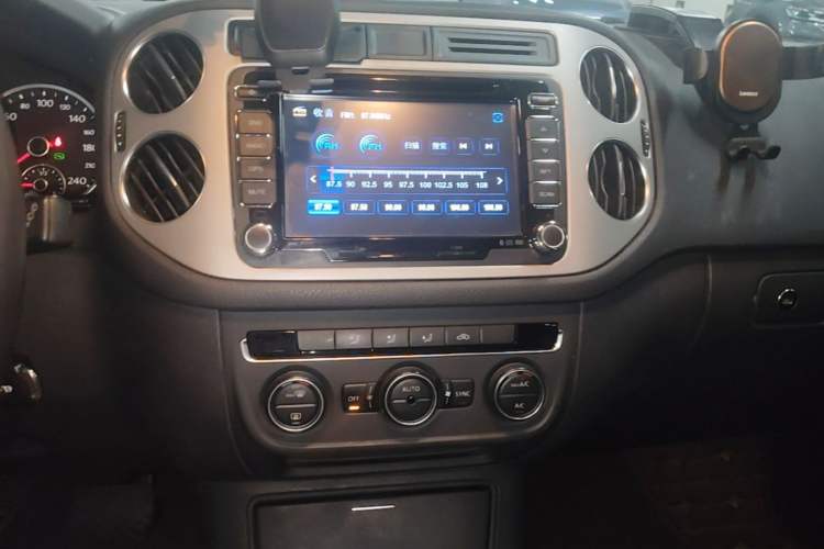 Used Volkswagen Tiguan 2013 1.8 TSI Automatic Two-Wheel Drive Comfort Edition Audio And AC Panel