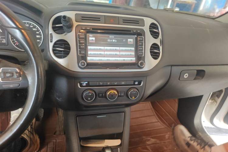 Used Volkswagen Tiguan 2013 1.8 TSI Automatic Two-Wheel Drive Comfort Edition Audio And AC Panel