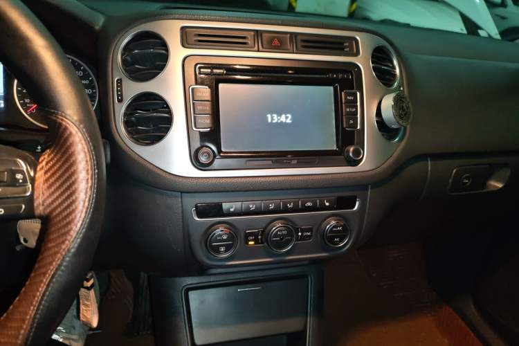 Used Volkswagen Tiguan 2013 1.8TSI Automatic Two-Wheel Drive Luxury Model Audio And AC Panel