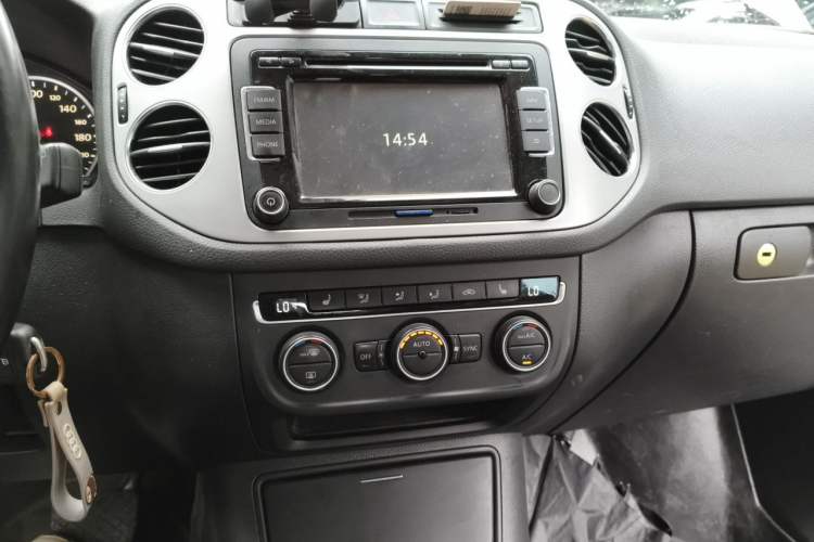 Used Volkswagen Tiguan 2013 1.8TSI Automatic Two-Wheel Drive Luxury Model Audio And AC Panel