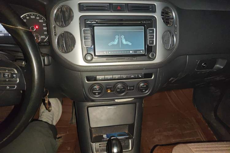 Used Volkswagen Tiguan 2013 1.8 TSI Automatic All-Wheel Drive Luxury Model Audio And AC Panel