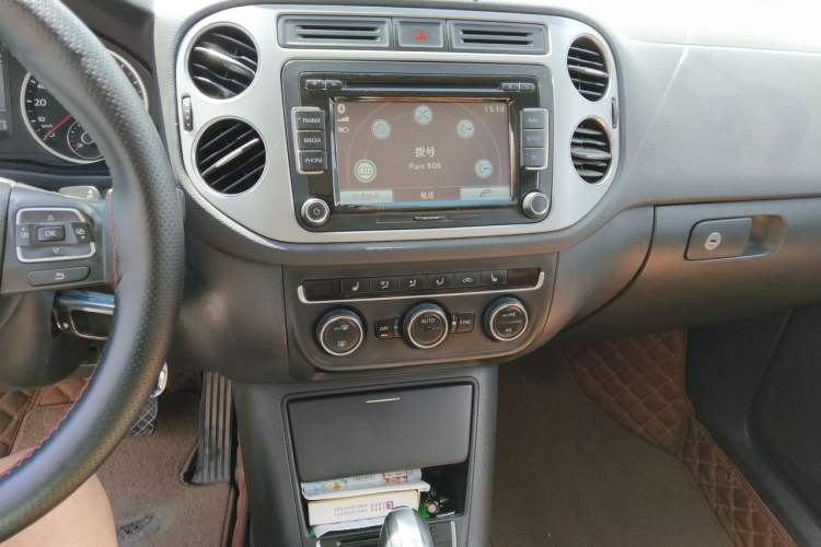 Used Volkswagen Tiguan 2013 1.8 TSI Automatic All-Wheel Drive Luxury Model Audio And AC Panel