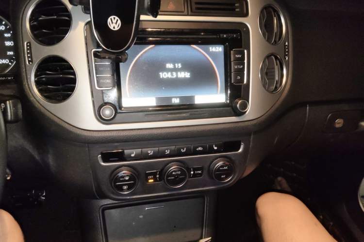 Used Volkswagen Tiguan 2013 1.8TSI Automatic Two-Wheel Drive Luxury Model Audio And AC Panel