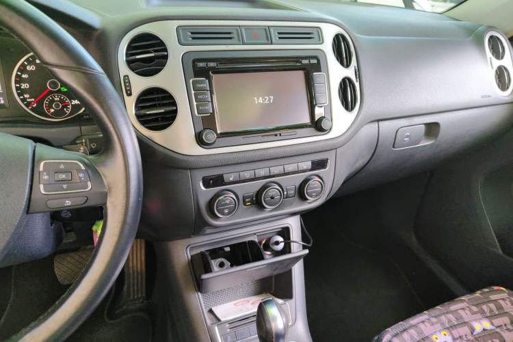 Used Volkswagen Tiguan 2013 1.8TSI Automatic Two-Wheel Drive Luxury Model Audio And AC Panel