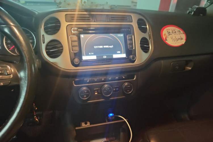 Used Volkswagen Tiguan 2013 1.8 TSI Automatic All-Wheel Drive Luxury Model Audio And AC Panel