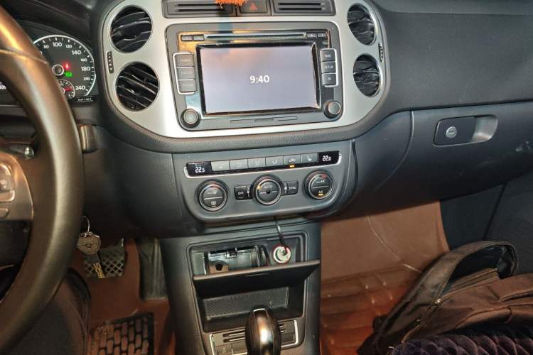 Used Volkswagen Tiguan 2013 1.8 TSI Automatic All-Wheel Drive Luxury Model Audio And AC Panel